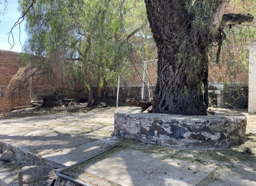 Propiedad Con 710 M2 Terreno, 327 M2 Construcción, Col Sta Catarina, Queretaro