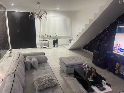 Casa En Venta - 3 Dormitorios 3 Baños - 4 Cocheras - 210mts2 - Haras Del Sur Ii