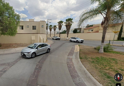 Casa Ubicada En Fraccionamiento Pocitos Aguascalientes. Con 3 Recamaras Y 188m2. Con Acceso Controlado, Áreas Comunes Como Alberca, Área De Juegos Infantiles. Muy Cerca Del Club Campestre Aguascalient