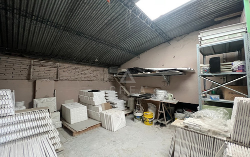 Venta O Permuta Local Deposito, En Excelente Ubicación De Barrio Tres Cruces, Buen Estado
