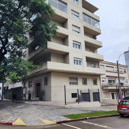 Venta Apartamento En Parque Rodó 2 Dormitorios, Patio Y Garaje.