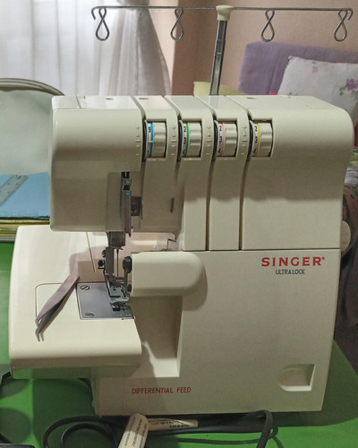 Máquna Overlock 14sh654  Singer