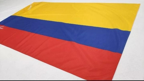 Imagen 1 de 2 de Bandera Colombia 60 X 90cm Con Tiras