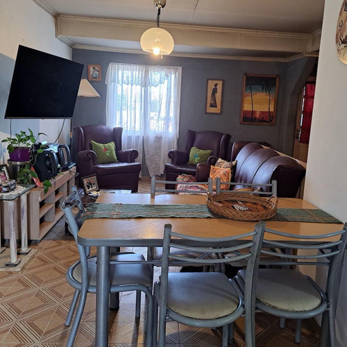 Casa En Venta - 6 Dormitorios 2 Baños - Cocheras - 200mts2 - Neuquen