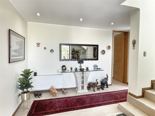 Casa En Venta De 7 Dorm. Mas Servicios En Chicureo Poniente