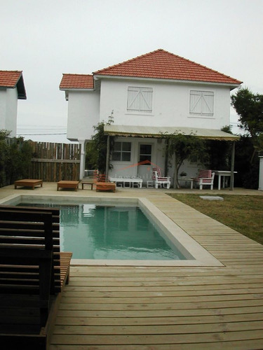 Imagen 2 de 18 de Hermosa Y Cómoda Casa Ubicada En La Barra A Muy Pocos Metros De Playa