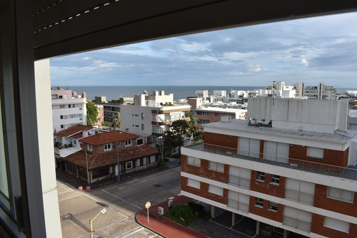 Cerca De La Zona Del Puerto Con Amplio Living Comedor- Ref: 5707
