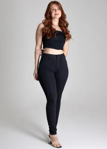 Modelo ruiva vestindo calca de sarja preta Sawary skinny e top preto