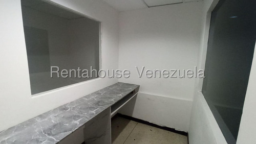 Dalisa Bigott Alquila Casa Comercial En Carmen Victoria, Este De Barquisimeto | 410 M², Aire Acondicionado Central, Estacionamiento Para 4 Vehículos | #25-18093