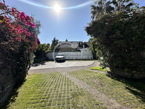 Casa En Venta De 7 Dorm. En Vitacura