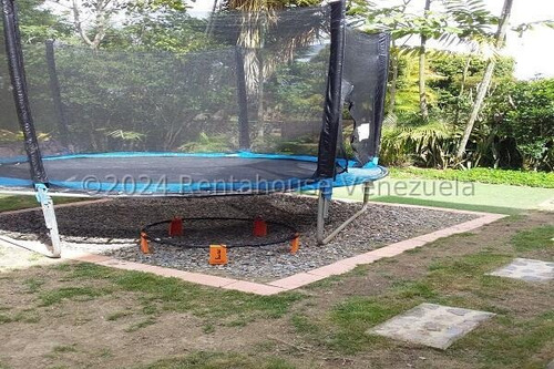 En Venta Casa Varios Niveles Ubicada En Buena Zona Del Hatillo 24-28093
