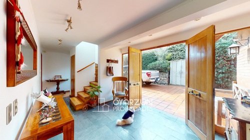 Casa Familiar De 5 Dormitorios Con Amplio Terreno De 746 M2