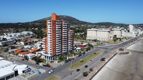 Apartamento Al A Venta De 3 Dormitorios Con Vistas Al Mar Y A Los Cerros De Piriápolis