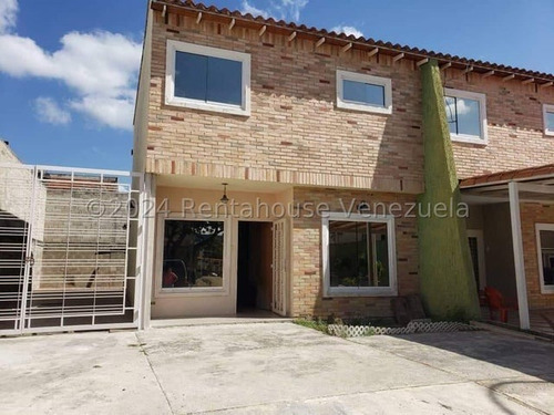 Townhouse En Venta La Morita Urb Karol Home 24-23647 Jja