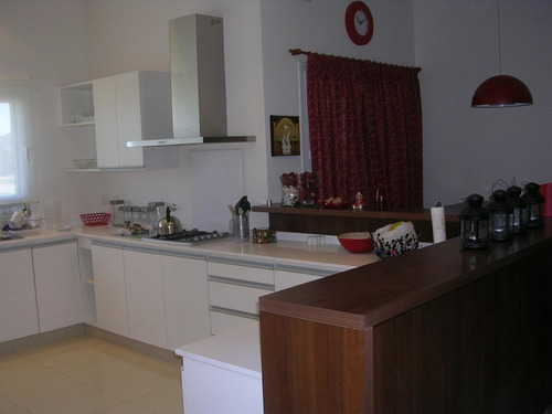 Casa De 4 Dormitorios Con Pileta - Funes