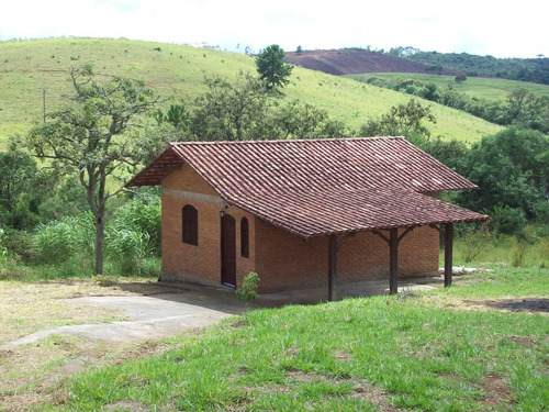 Sítio 3 Hectares Com Nascente, 2 Casas E 3 Chalés