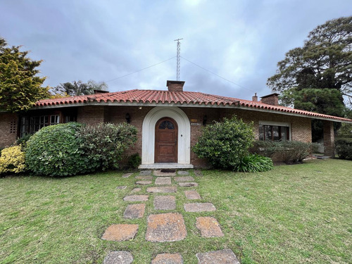 Importante Chalet En Una Planta, Ubicado En Carrasco A Una Cuadra De La Playa.