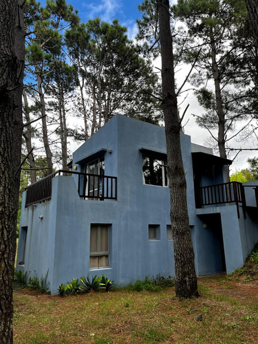 Casa En  Dos Plantas, Todo Bosque A Metros Del Mar