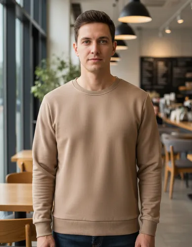 Homem usando moletom bege unissex com gola redonda em ambiente casual