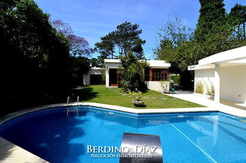 Excelente Casa Ubicada A Metros De Playa Mansa- Ref: 316
