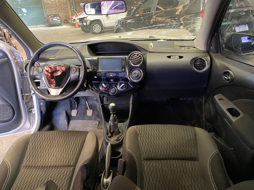 Etios Xls 1.5 M/t Chocado En Marcha Andando