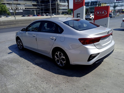 Imagen 4 de 10 de Kia Forte Lx 4cil. 2.0l Ta Sedan 2020 Silky Silver 238/21