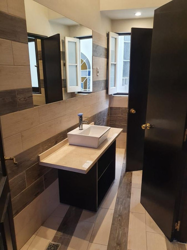 Imagen 21 de 26 de Sarandi Entre Juncal Y B Mitre, Gran Oficina De 300m2 Totalmente Reciclada!!