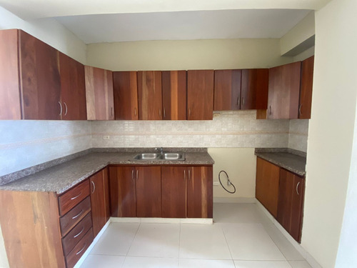 Vendo Amplio Apartamento 4to Nivel En Alma Rosa 1 