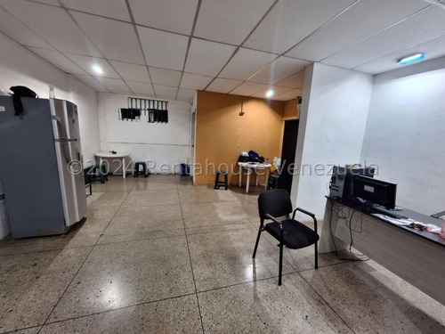 Raiza Suárez Vende Edificio Comercial Ubicado En La Av Libertador De Barquisimeto 2 5 4 5 6 En Zona De Alto Tráfico Peatonal Y Vehicular Cercanos A Comercios Y Transporte Público.