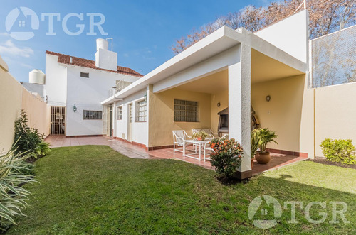 Cálida Casa En Lomas De Zamora Con Diseño Funcional Y Entorno Privilegiado