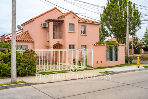 Casa De Dos Pisos Con Ubicación Privilegiada En Ex...