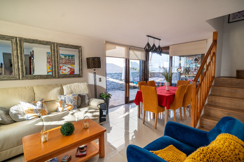 Casa Remodelada De Tres Pisos Y 4 Dormitorios En Condominio