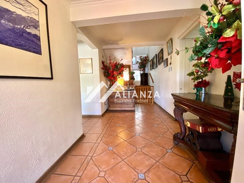 Gran Casa Familiar Con Excelente Ubicación
