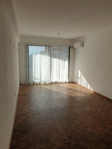 Apartamento En Octavo Piso , Tres Dormitorios Dos Baños.