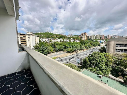 Lujoso Penthouse Ubicado En Los Naranjos De Las Mercedes. #24-15045