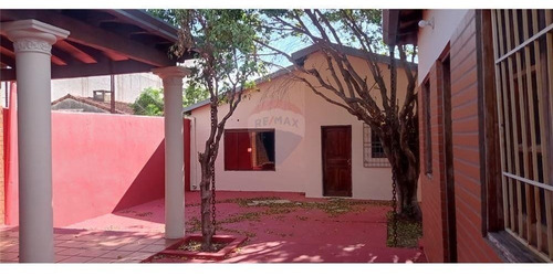Vendo Casa En Pleno Centro De Encarnación: 6 Habitaciones Y 3 Baños.