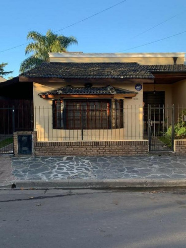 Excelente Casa A La Venta En El Centro De Pilar.