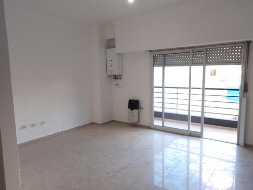 Flores Monoambiente. Contrafrente Con Balcon.