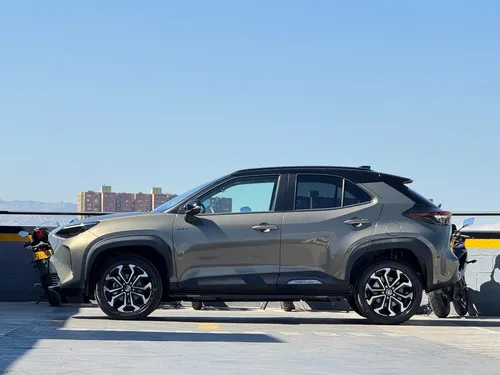 Yaris Cross Hibrida Color Bronze Metallic