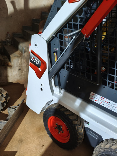Locação Mini Escavadeira Yanmarsv08 Ou Carregadeira Bobcat