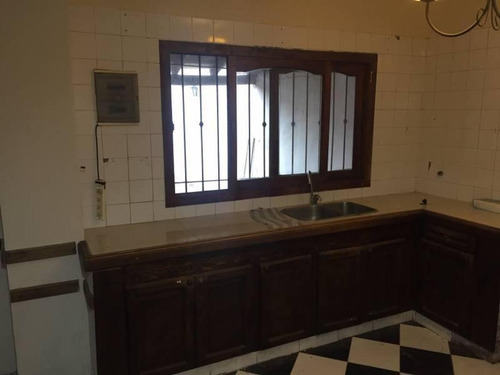 Imagen 9 de 21 de En Venta. Amplia Casa En Ph Con 3 Dormitorios Con 2 Locales.