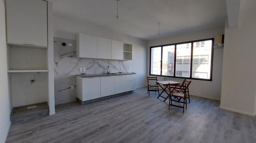 Imagen 3 de 15 de Apartamento En Venta De 2 Dormitorios En Centro - Reciclado