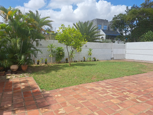 Se Ofrece En Venta Amplia Y Acogedora Casa De Un Nivel