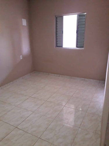 Casa Com 3 Cômodos, 1 Banheiro, Lavanderia, Quintal Amplo.