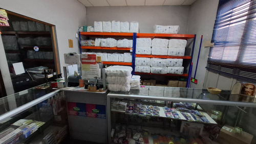 Se Vende Propiedad Con Sala De Ventas Y Galpón De 2 Pisos
