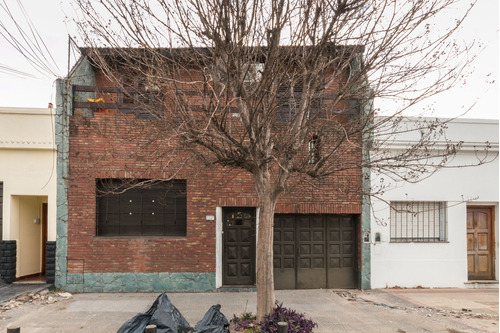 Casa P/ 2 Flias Con Garage. Patio Y Terraza