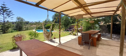 Casa En Venta De 5 Dorm. En Limache