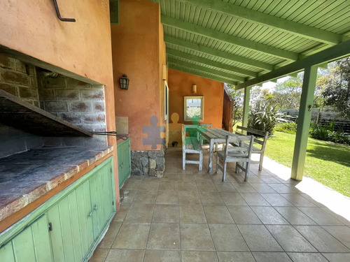 Venta De Casa Amplia De Construcción Sólida Sobre Primera Fila De Mar En La Juanita, José Ignacio - Ref : Eqp5565