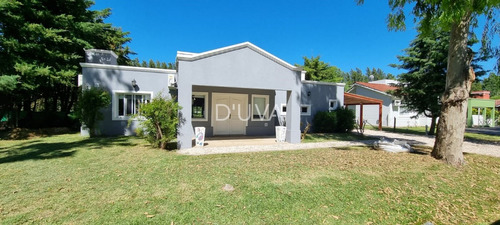 Casa Desarrollada En Planta Baja De Dos Dormitorios, Mas Habitación De Servicio.