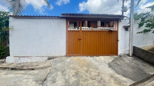 Casa De 6 Cômodos Com Área Livre